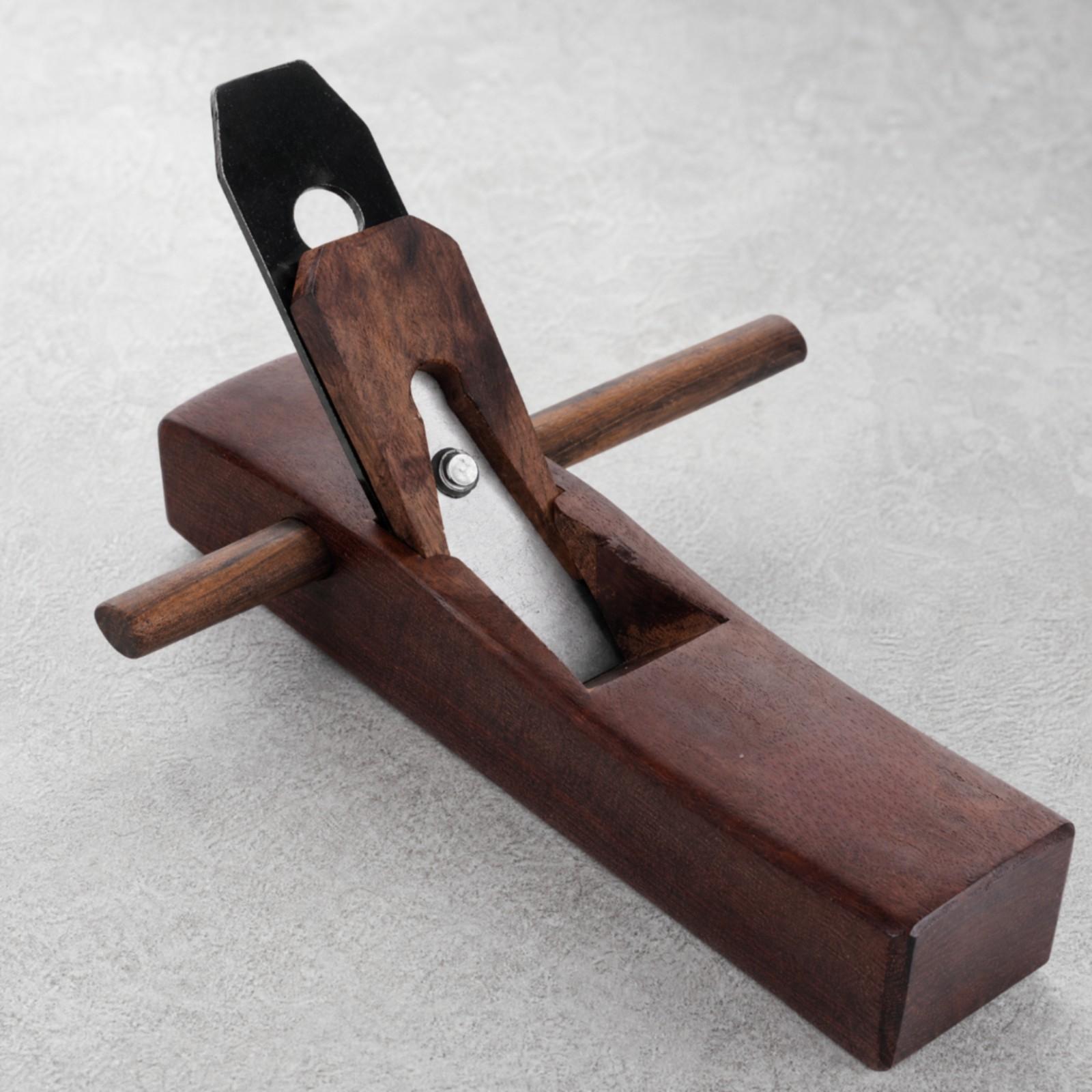 Hand Tools In Workshop - Ручной столярный рубанок для выравнивания поверхности,